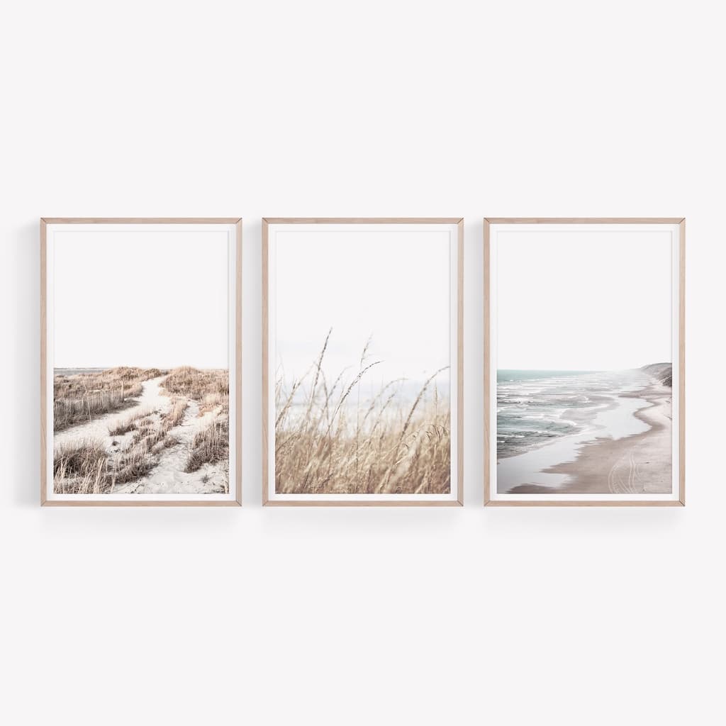 Três quadros decorativos minimalistas com paisagens abstratas, molduras de madeira, fundo branco