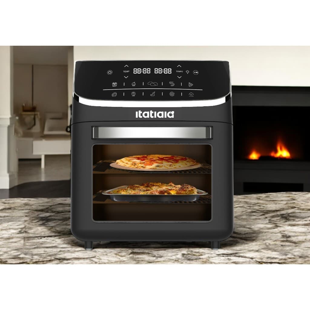 Fritadeira de ar Itatiaia 12L com pizzas no interior, fundo com lareira acesa