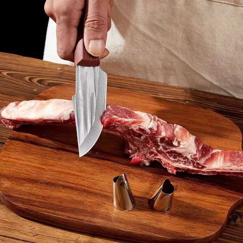Faca cutelo forjada artesanal com bainha para desossar carne sobre tábua de corte