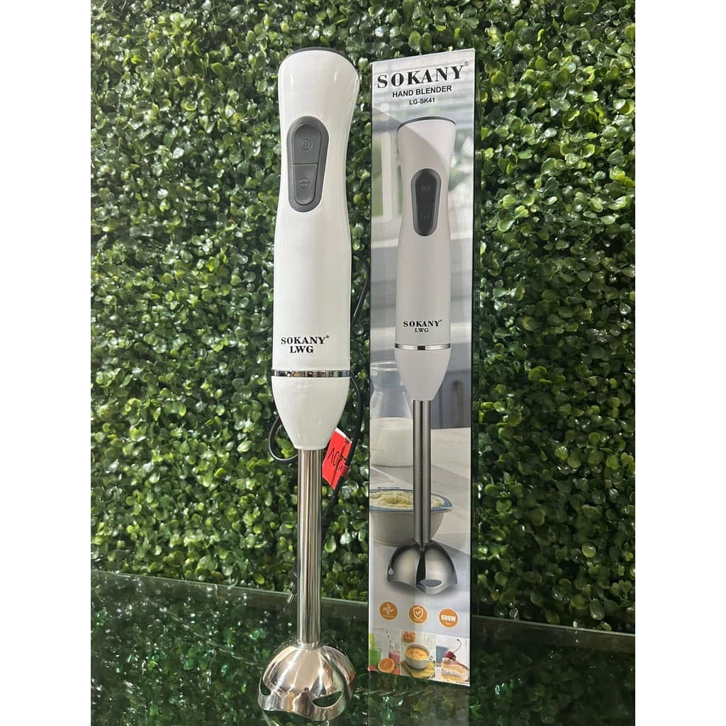 Mixer processador branco Sokany com embalagem verde, sobre superfície de vidro