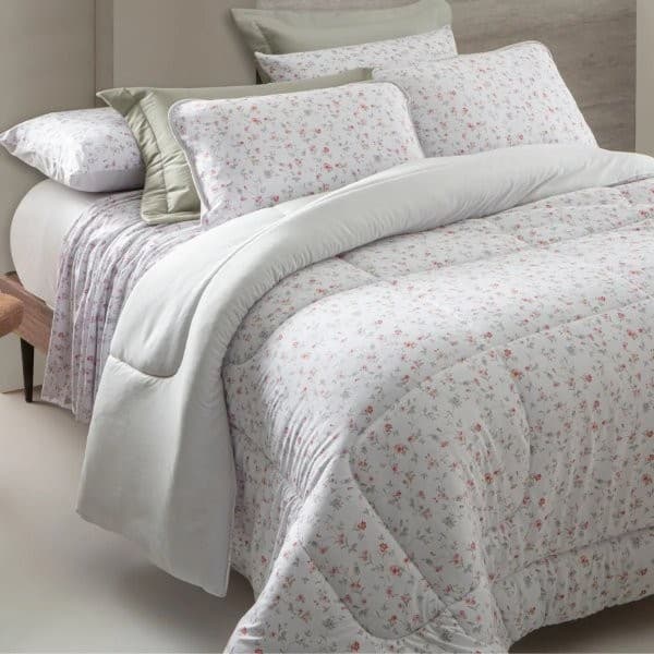 Edredom branco com estampa floral em tons de rosa e verde para cama queen