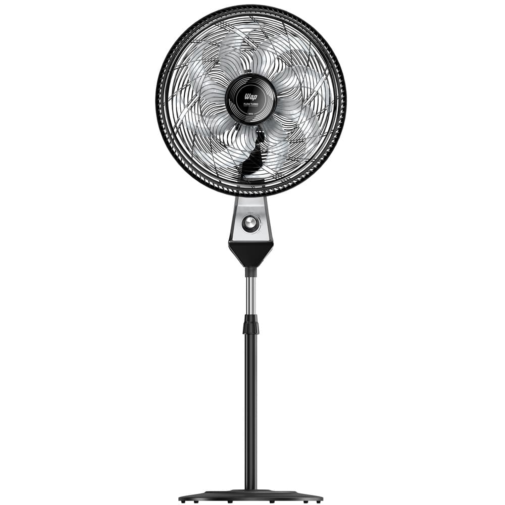 Ventilador de pé preto e prata com hélice de oito pás contra fundo branco