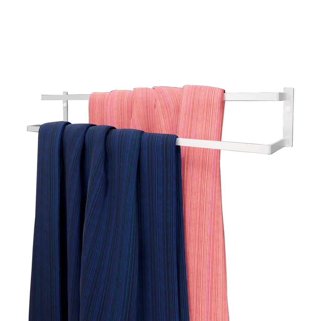 Suporte toalheiro parede branco com toalhas azul e rosa penduradas