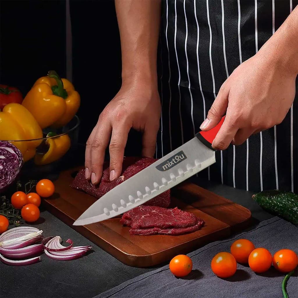Faca Santoku de 8 polegadas em aço inoxidável com cabo vermelho cortando carne vermelha