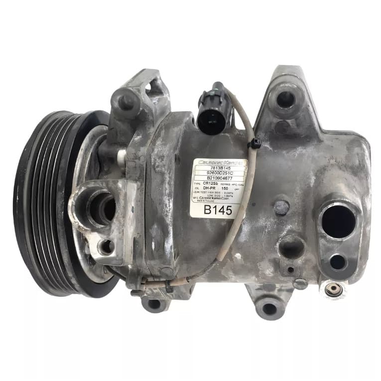 Compressor de ar para veículos com etiqueta técnica, parte frontal, fundo branco