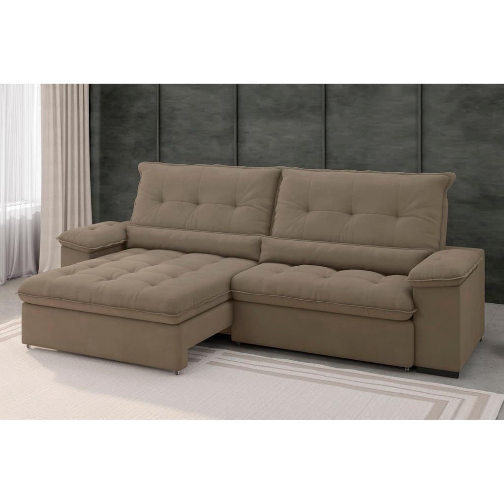 Sofá retrátil/reclinável de quatro lugares em suede cappucino, ângulo frontal, fundo cinza