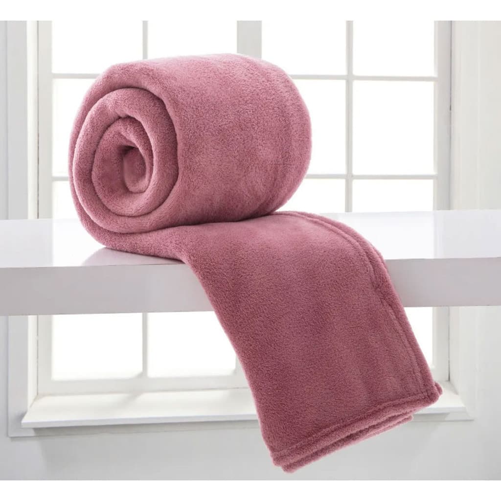 Manta rosa claro de microfibra Corttex Queen Size, enrolada e exibida em um suporte branco