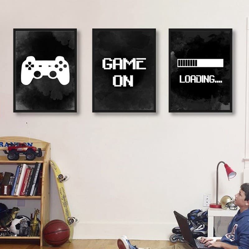 Quadros decorativos de jogo para sala de jogos com texto 'GAME ON' e 'LOADING...' em preto e branco.