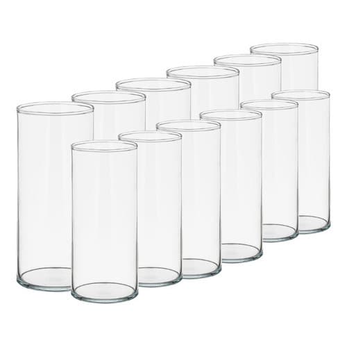 Vasos cilíndricos transparentes de vidro em uma linha