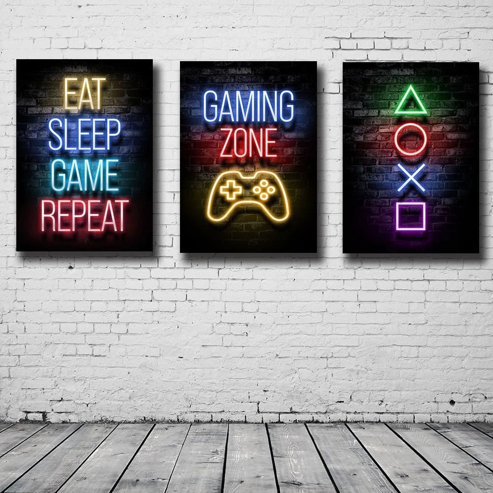 Quadros decorativos neon com texto 'EAT SLEEP GAME REPEAT', 'GAMING ZONE' e 'PLAYSTATION' contra fundo de tijolos brancos.