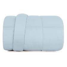 Edredom queen size azul claro dobrável, textura suave, fundo branco