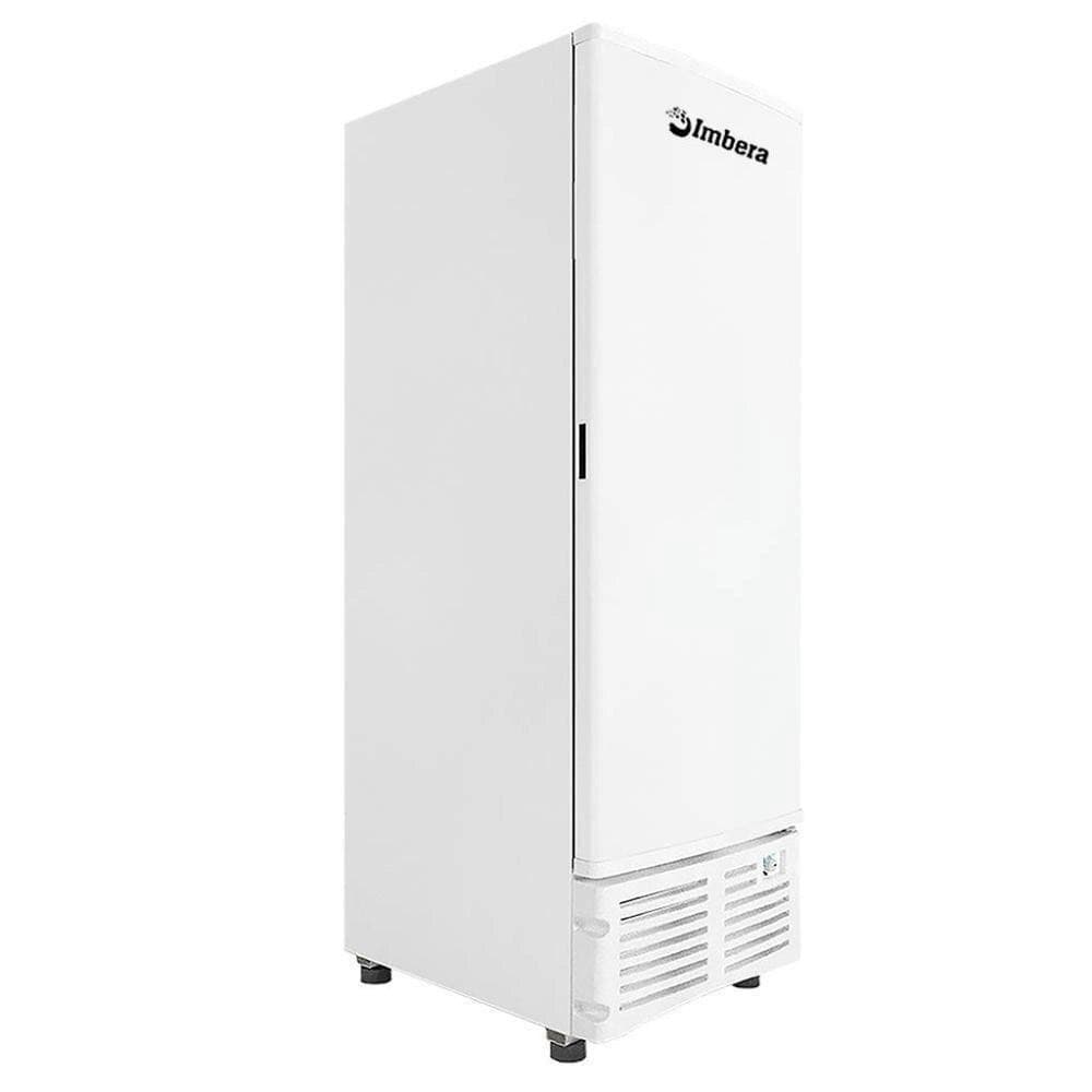 Freezer vertical branco Imbera 561 litros com porta cega e classificação Tripla Ação, contra fundo branco.