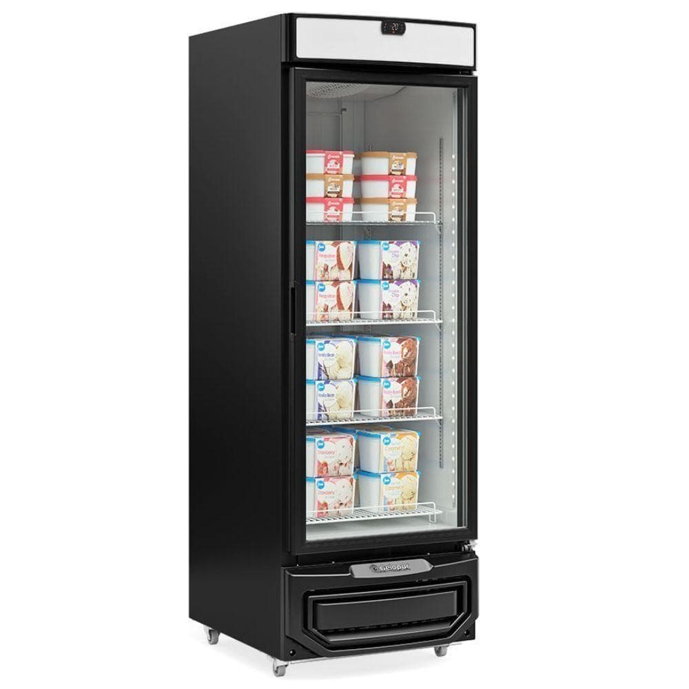 Freezer vertical preto com porta de vidro transparente e prateleiras para sorvetes