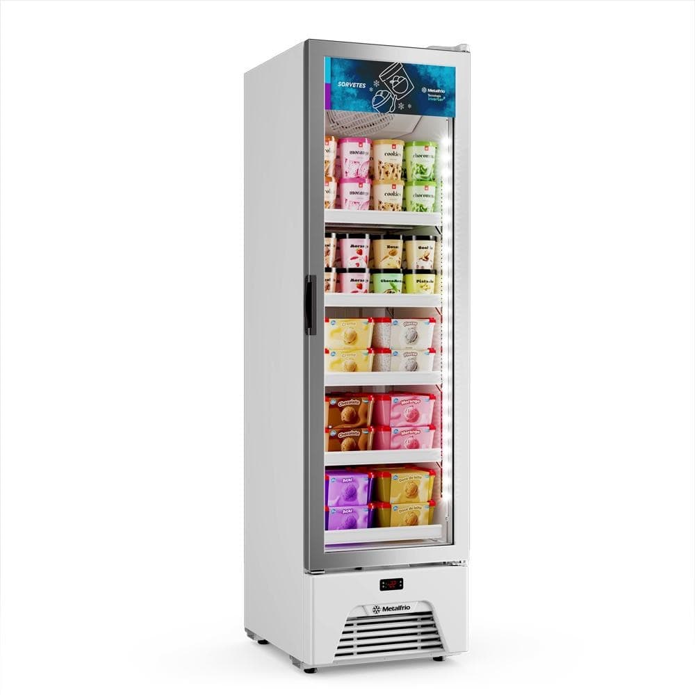 Freezer vertical branco Metalfrio com prateleiras cheias de produtos congelados, ângulo frontal