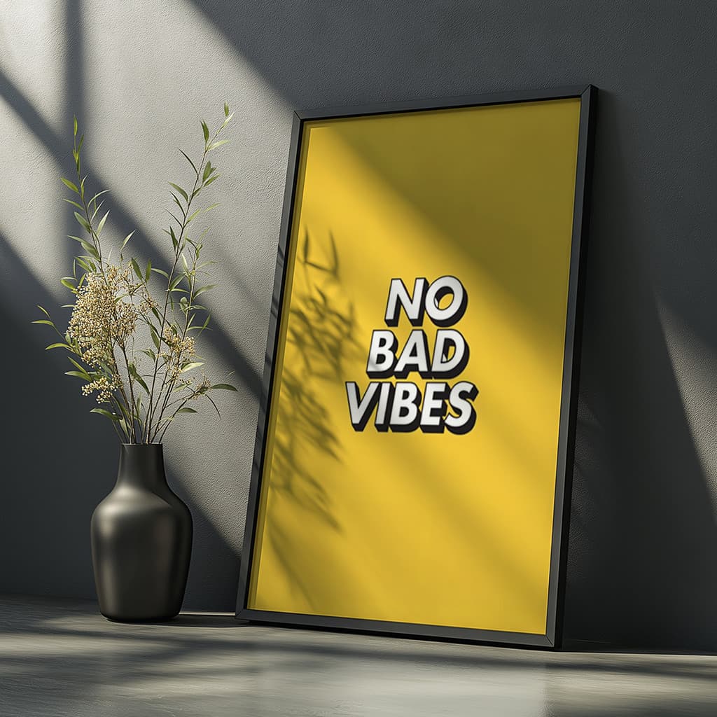 Quadro decorativo 'No Bad Vibes' com fundo amarelo e texto branco em tipografia moderna