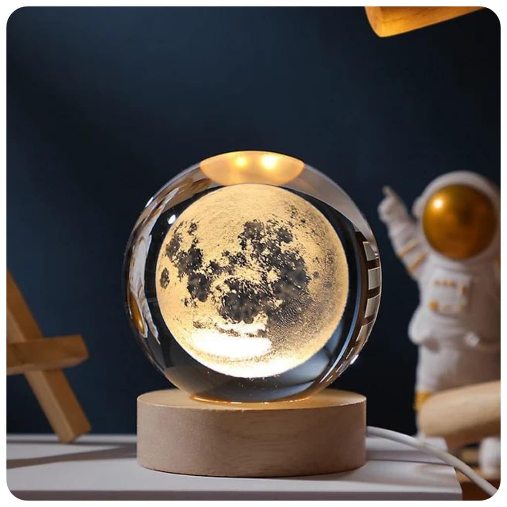 Luminária de mesa de cristal com efeito de lua e galáxia LED, base de madeira, luz amarela.