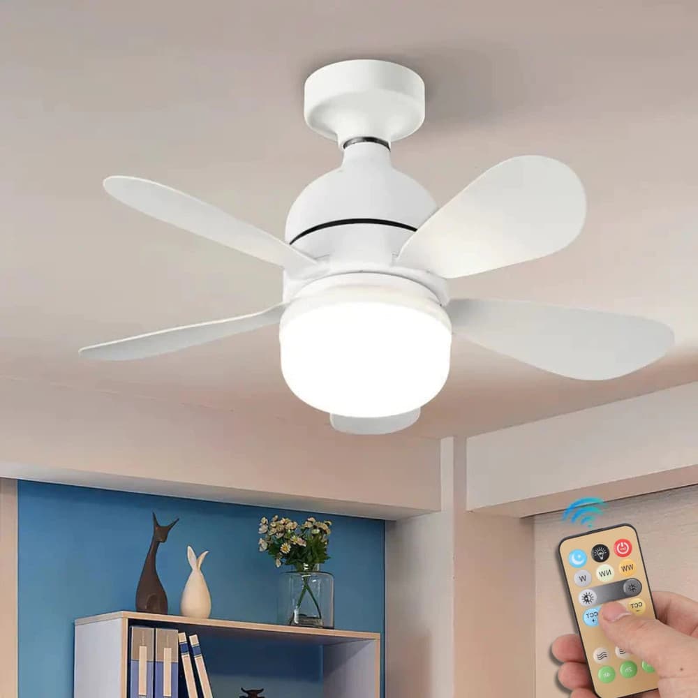 Ventilador de teto branco com luz LED e controle remoto, montado no teto.