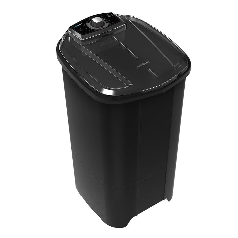 Máquina de lavar roupas semi-automática 10kg Newmaq, preta, em pé contra fundo branco