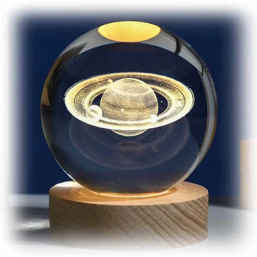 Luminária de mesa esférica de cristal com design de Saturno, base de madeira, efeito de galáxia.