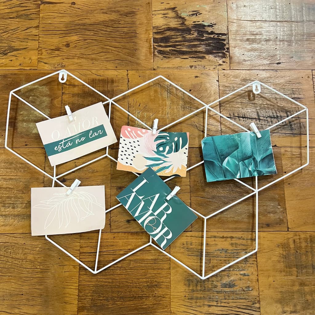Quadro hexagonal branco para fotos com cartões coloridos pendurados