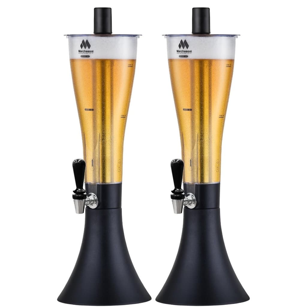 Duas torres de chopp Marcbeer Marchesoni 2,5 litros, pretas e douradas, cheias de cerveja, com fundo branco.