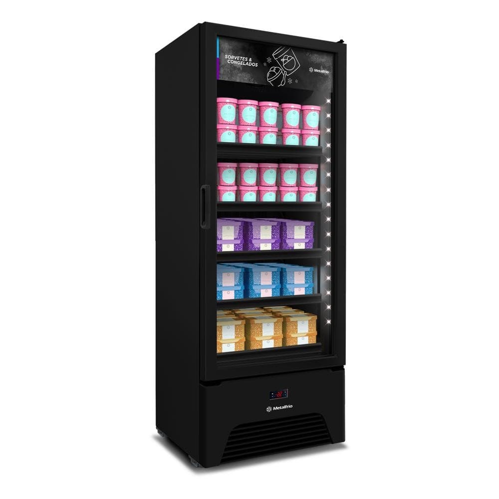 Freezer vertical preto com porta de vidro e produtos congelados visíveis