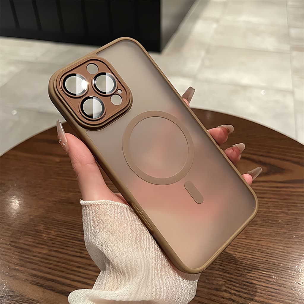 Capa de telefone translúcida marrom para iPhone 16 Pro Max, com recortes para câmeras e botão, exibida em mãos.