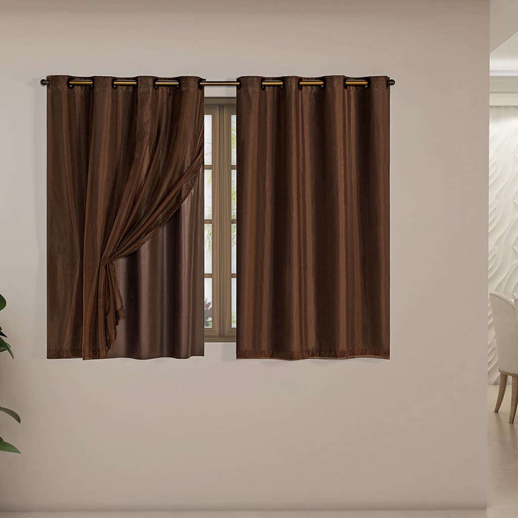 Cortinas blackout marrom penduradas em um varão, decorando uma janela.