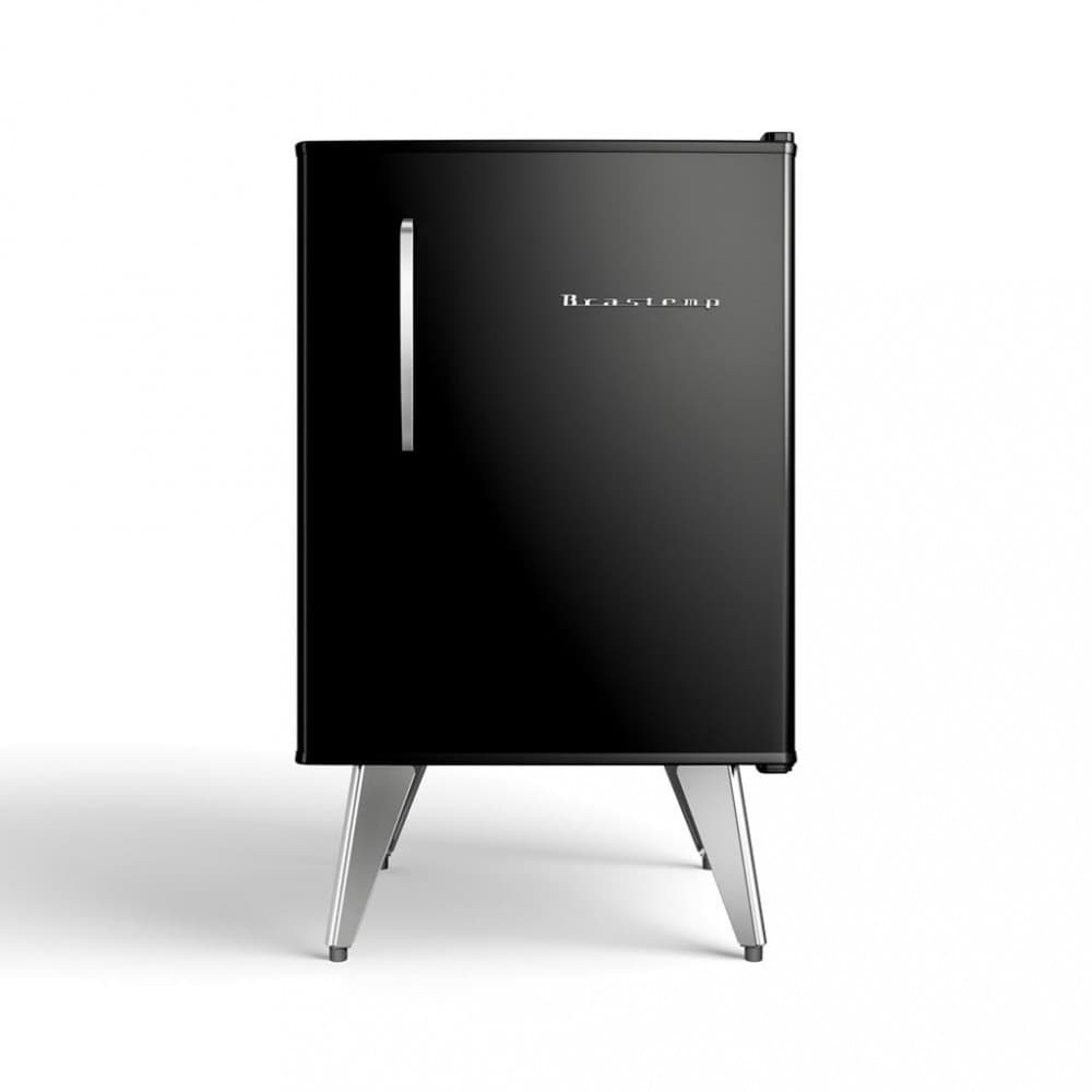 Frigobar Brastemp Retrô BRA08H 76L preto em pé, fundo branco, logo Brastemp visível