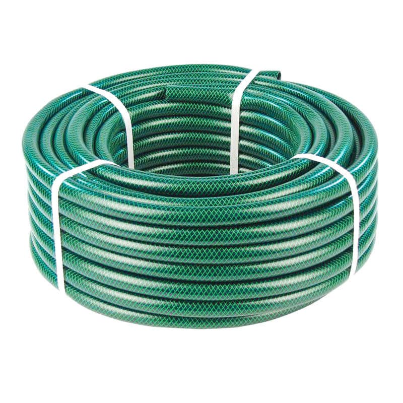 Mangueira de PVC verde para jardim, tubo de lavagem de carro, enrolada em cilindro com cordões brancos.