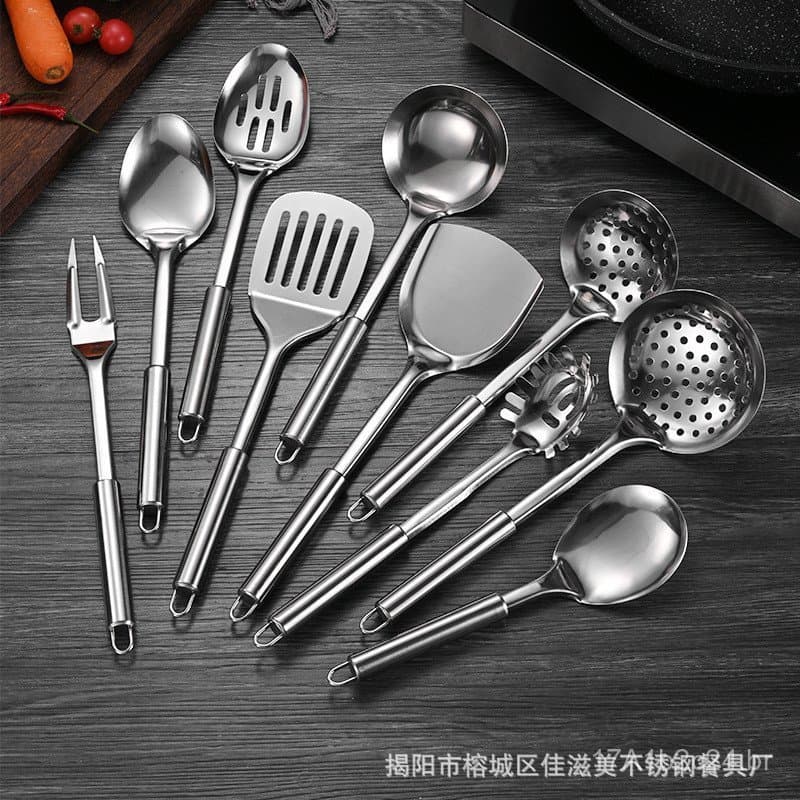 Conjunto de utensílios de cozinha em aço inoxidável com colheres, espátulas, peneiras e espetos