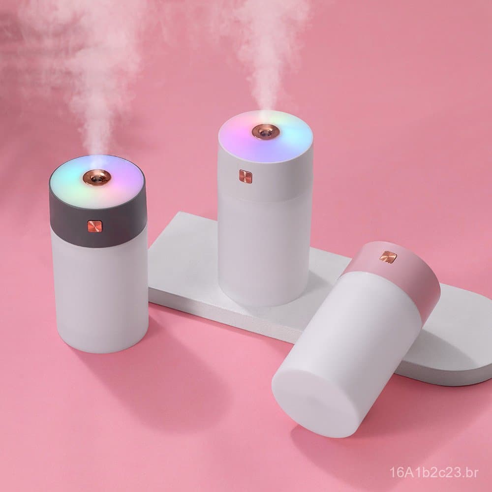 Umidificador USB de carro com efeito arco-íris, três unidades em fundo rosa