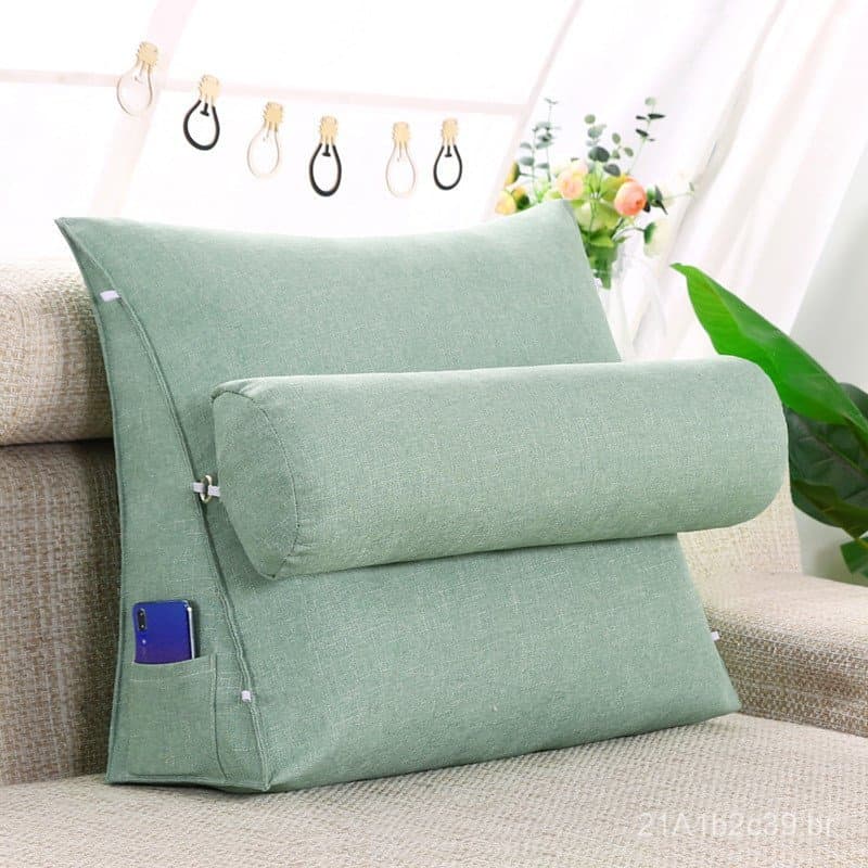 Almofada triangular verde para cabeceira, lombar e encosto com celular azul em bolso