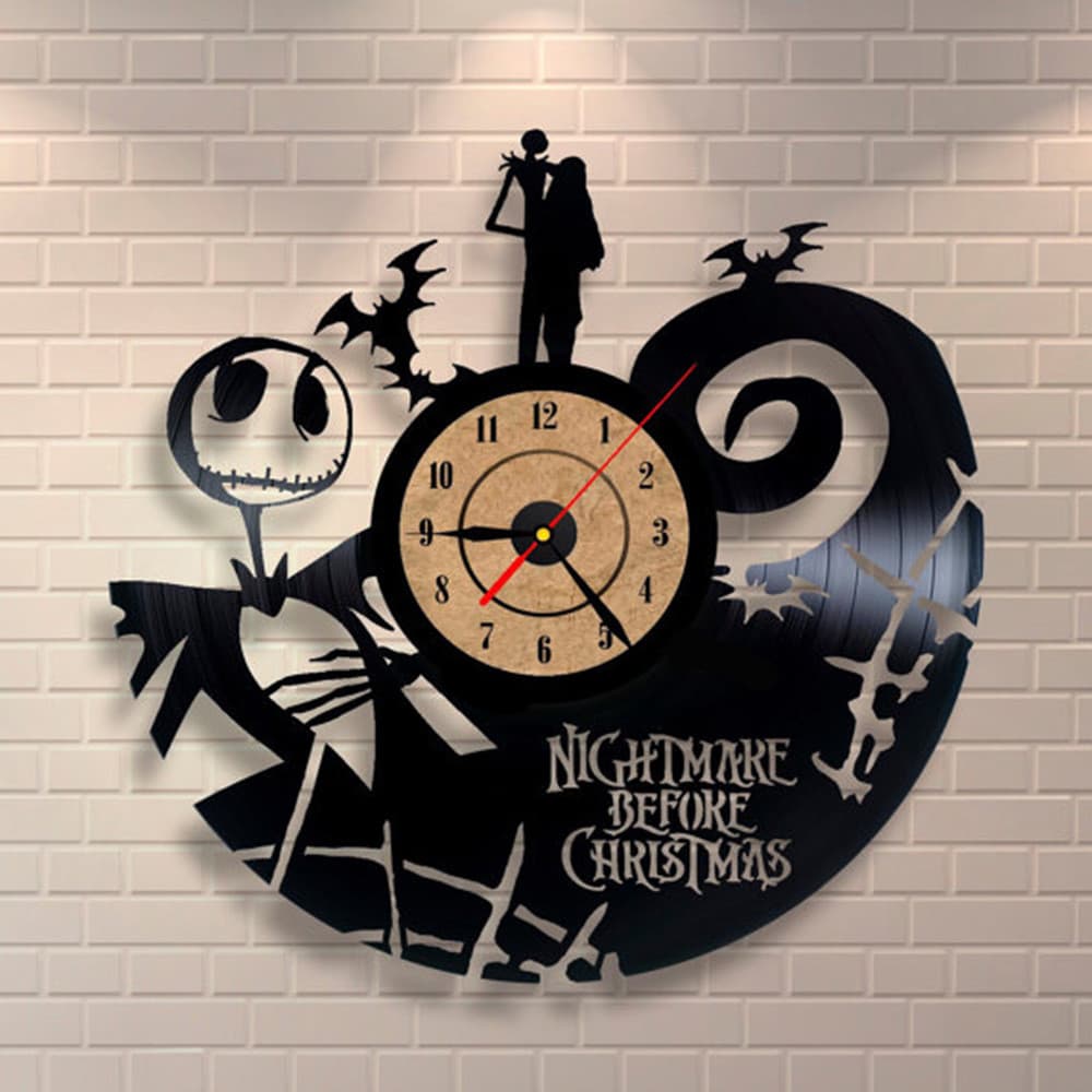 Relógio de parede criativo com tema de 'Nightmare Before Christmas', preto e branco, fundo de tijolos brancos.