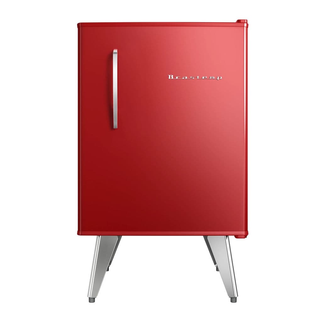 Frigobar Brastemp Retrô 76 Litros Classic Red - BRA08HV em pé, ângulo frontal, fundo branco