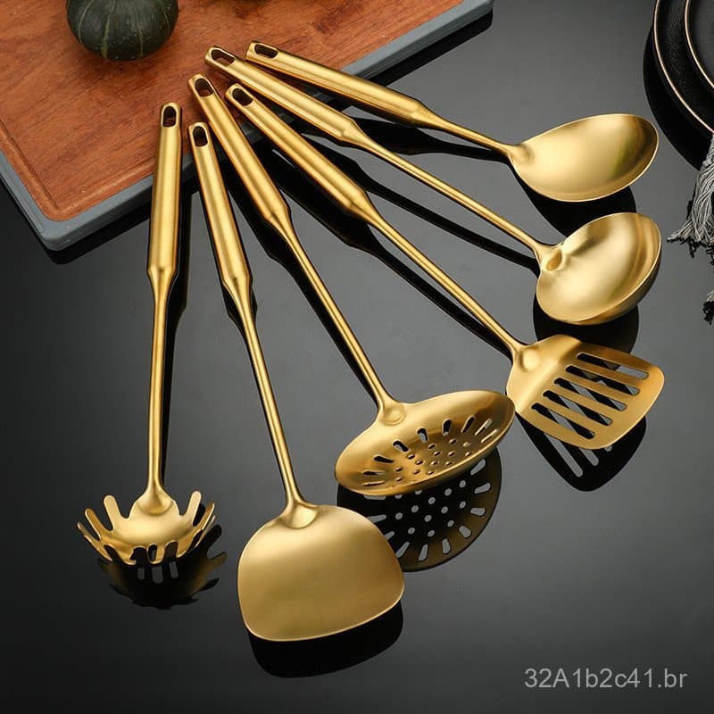 Conjunto de utensílios de cozinha em aço inoxidável banhado a ouro com colheres, espátulas e peneira