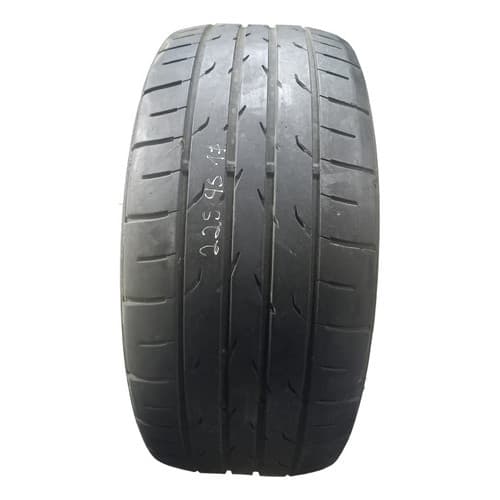 Pneu Dunlop Direzza DZ102 225/45 R17, preto com sulcos profundos, fundo branco.