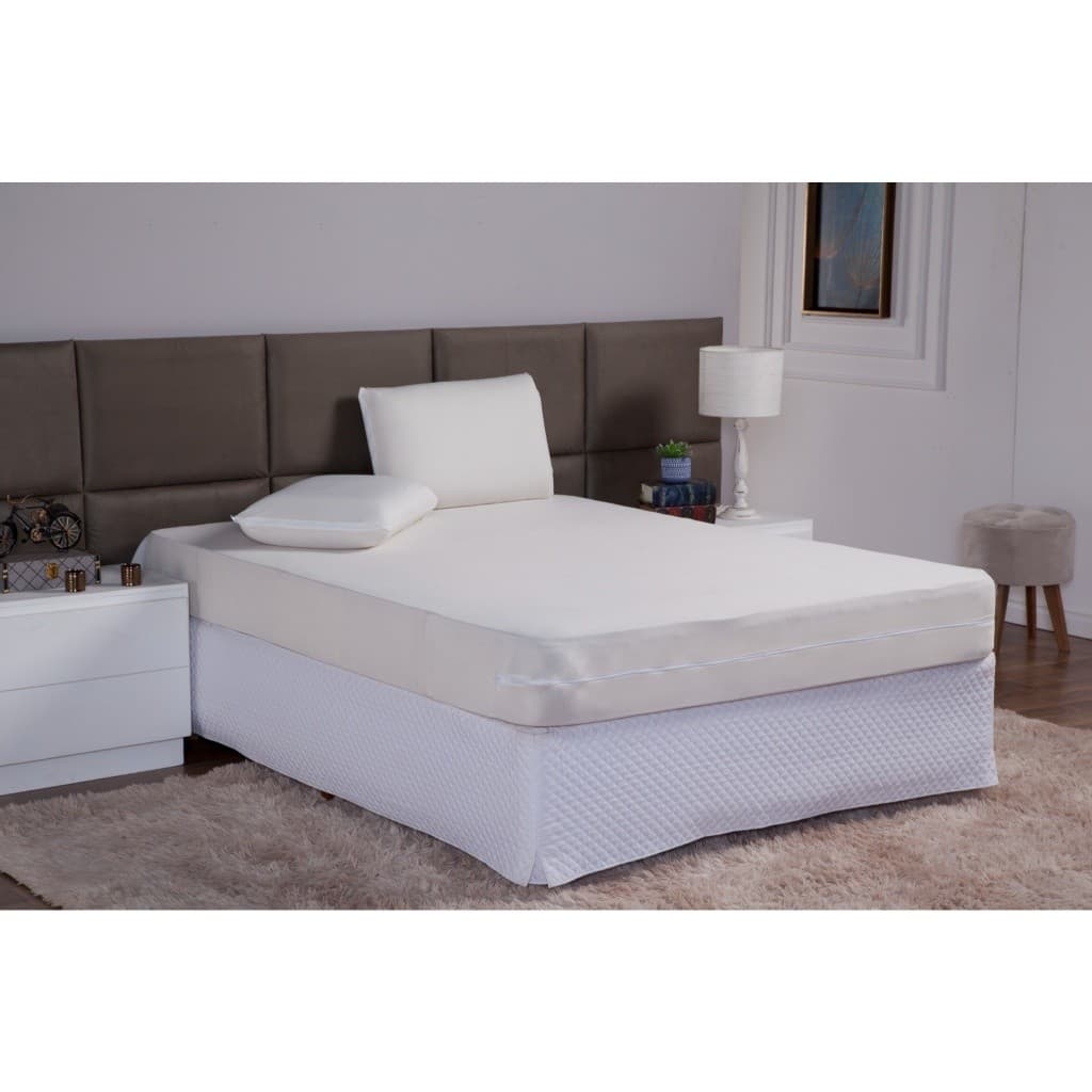Protetor de colchão king size branco cobrindo colchão, com zíper visível.