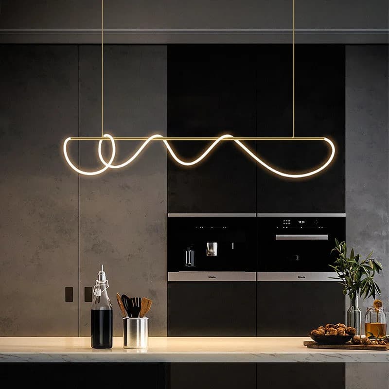 Luminária LED pendurada no teto com design ondulado, iluminando uma cozinha moderna.