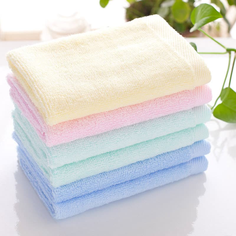 Toalhas de banho de fibra de bambu em cores pastel em fundo branco