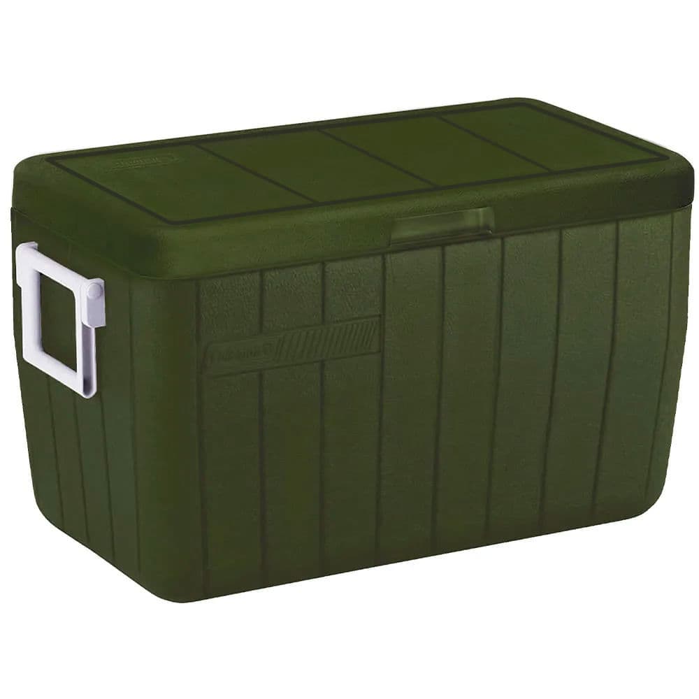 Caixa Térmica 45,4L Adventure All Green Coleman, verde e branco, isolada em fundo branco.