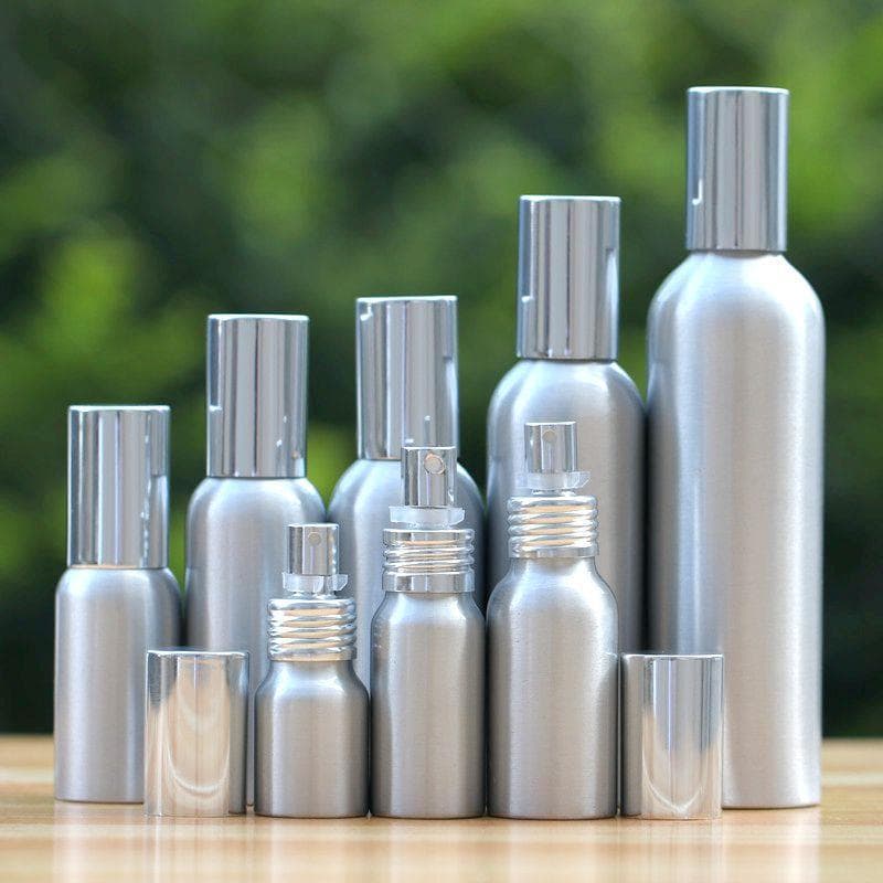 Frasco de spray de alumínio ultrafino para viagem, vários tamanhos, fundo verde borrado