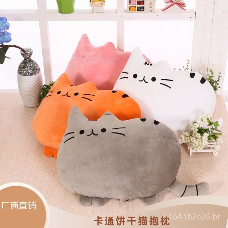 Três almofadas decorativas de gato em cores rosa, laranja e cinza para sofá.