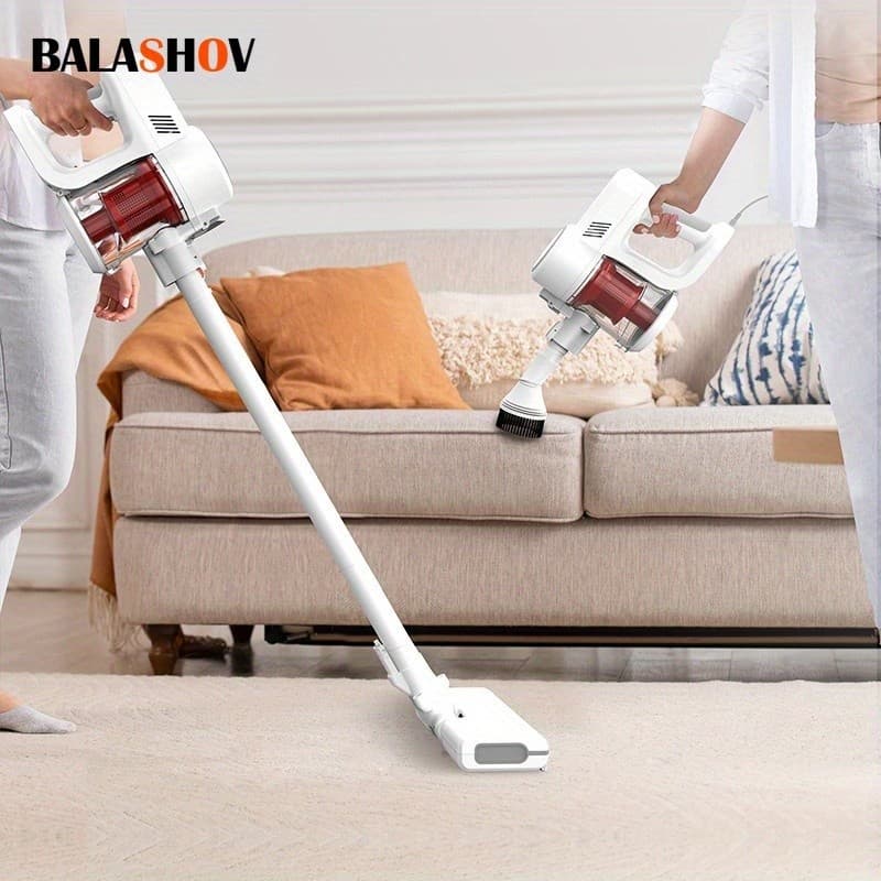 Aspirador de pó portátil branco e vermelho em uso em uma sala com sofá bege