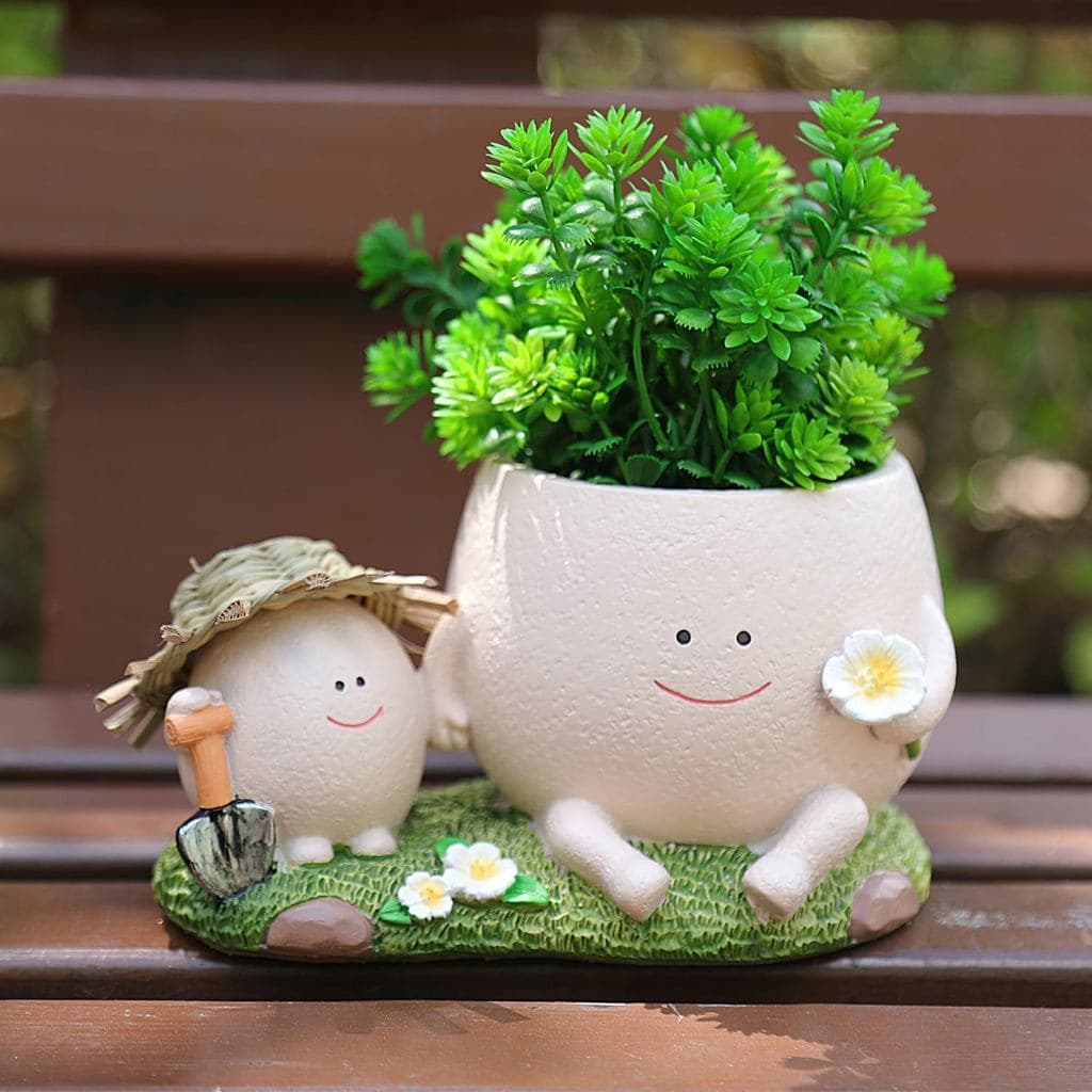 Vasos de plantas em formato de rosto com flores e expressões felizes em um banco de madeira