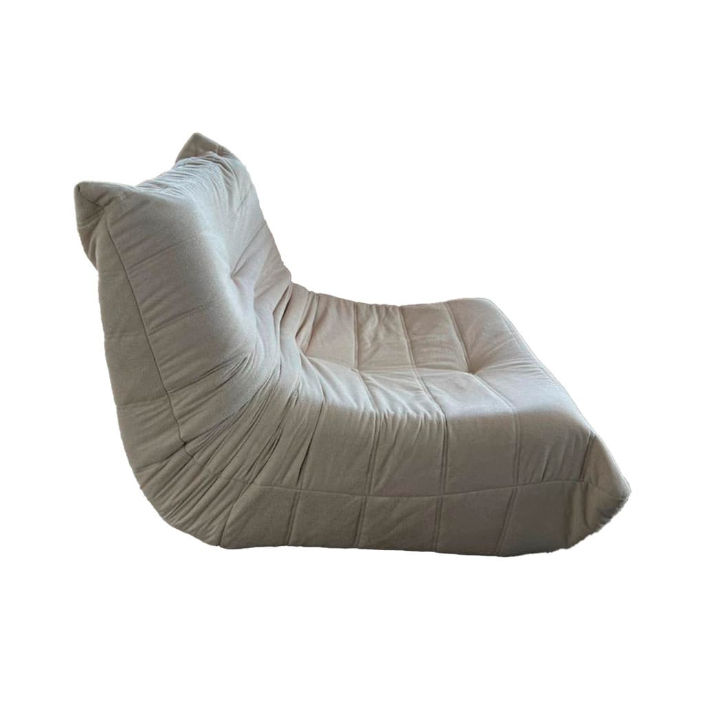 Poltrona Togo Bouclê bege em forma de U, confortável e ergonômica
