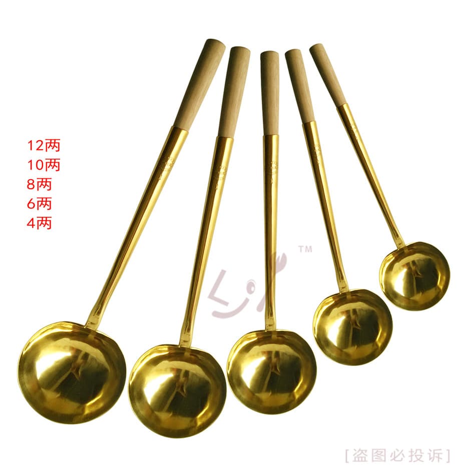 Quatro colheres de sopa de bronze com cabos de madeira, tamanhos em caracteres chineses, fundo branco