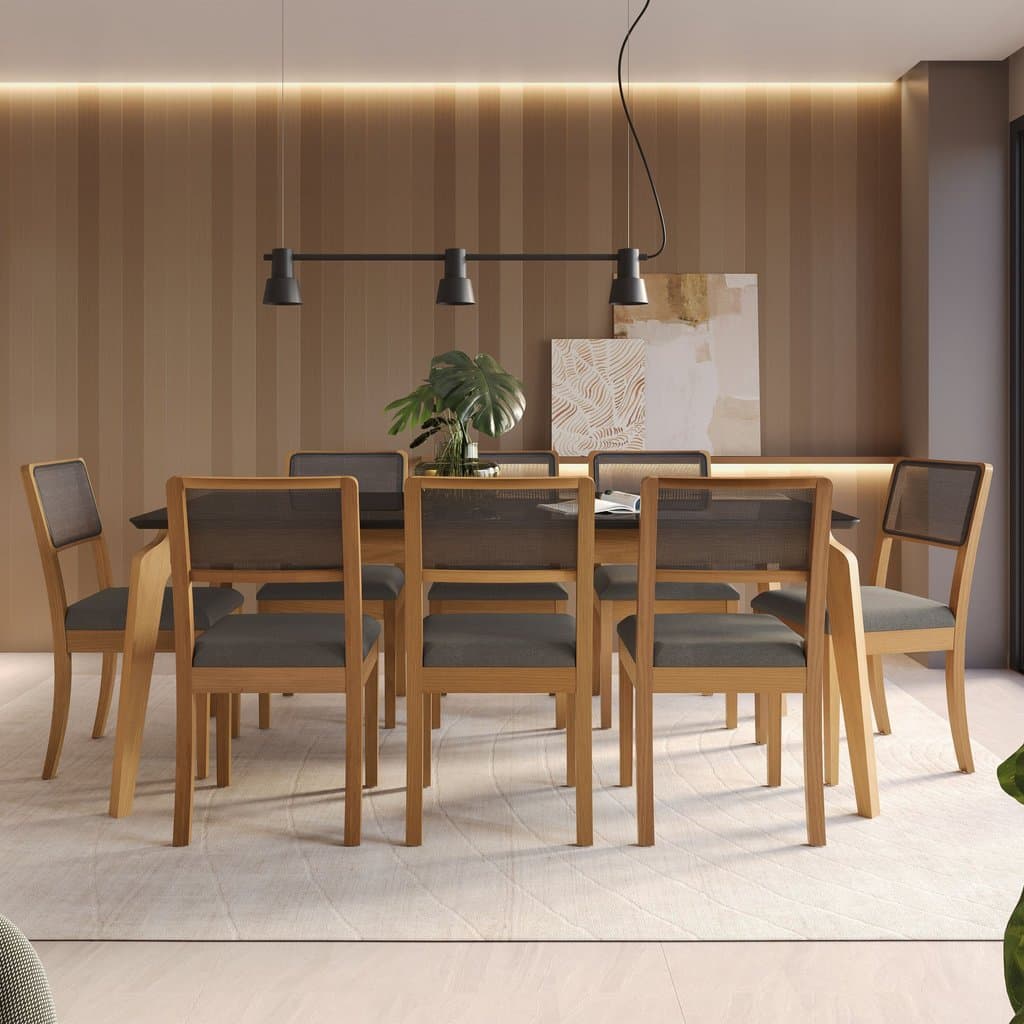 Sala de jantar com mesa retangular de madeira maciça e oito cadeiras com encosto de tela chumbo