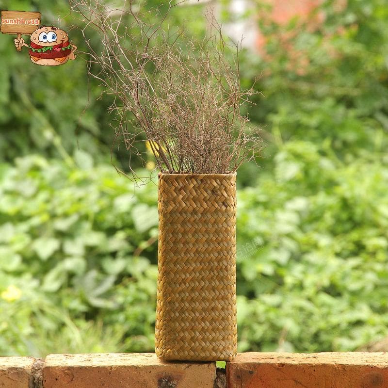 Cesta de flores artesanal marrom com flores secas em tijolos
