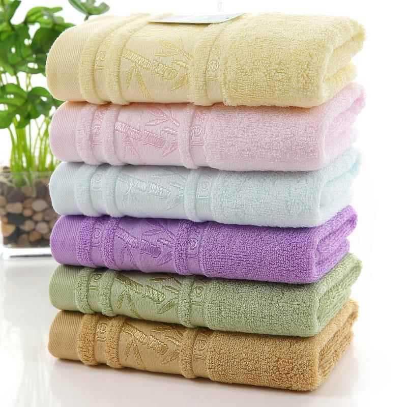 Toalhas de jacquard de bambu em cores pastel, dobradas em uma pilha